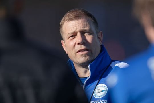 Der neue Trainer von Arminia Bielefeld, Frank Kramer, bei seinem ersten Training mit der Mannschaft.