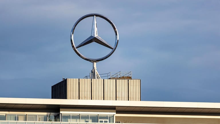 Mercedes-Stern am Unternehmenssitz in Stuttgart-Untertürkheim: Der Daimler-Stammsitz soll zum E-Auto-Campus werden.