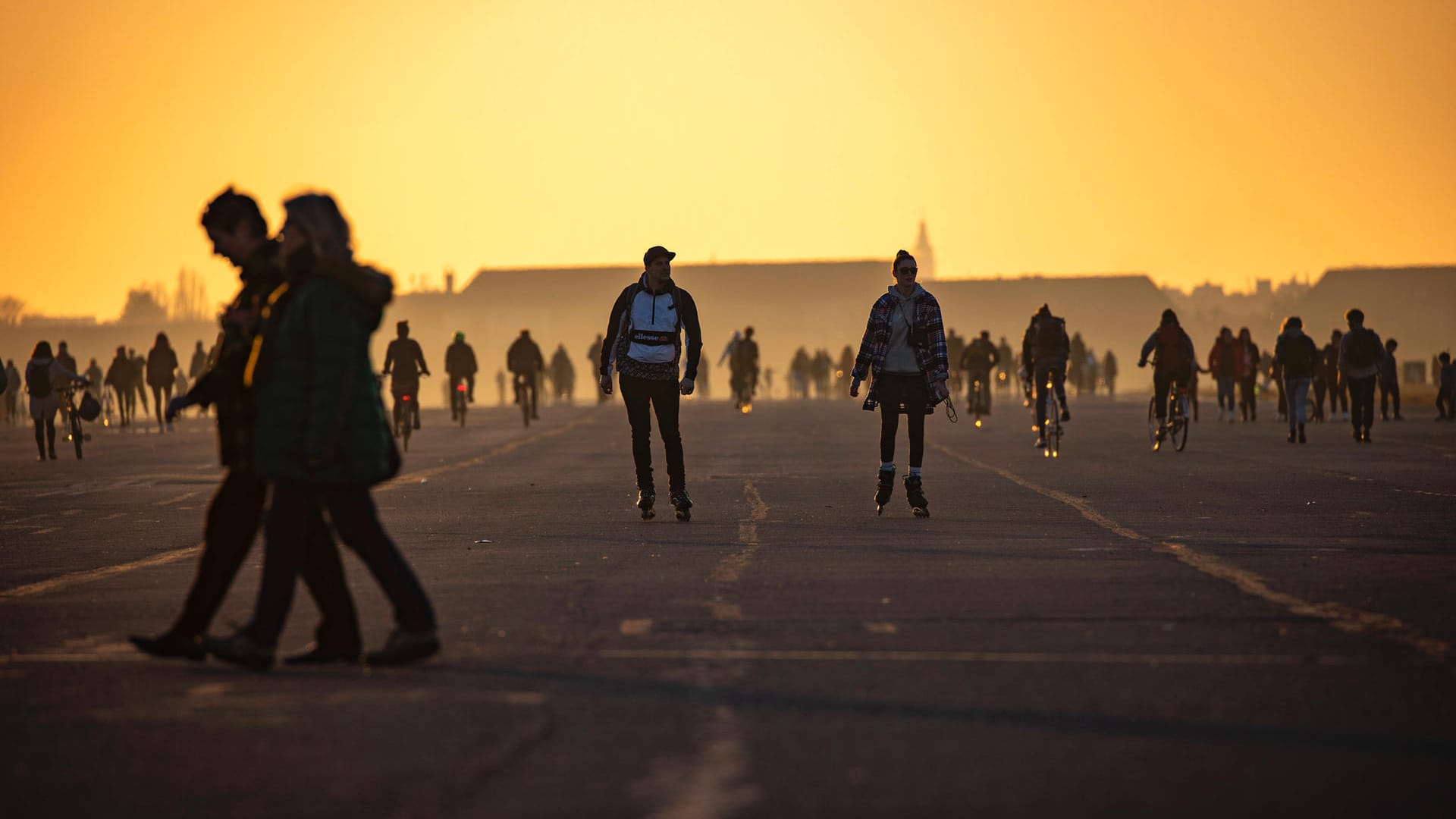 Menschen auf dem Tempelhofer Feld in Berlin: Auch die Hauptstadt hat behutsame Öffnungsschritte etwa für Kultur und Handel angekündigt.