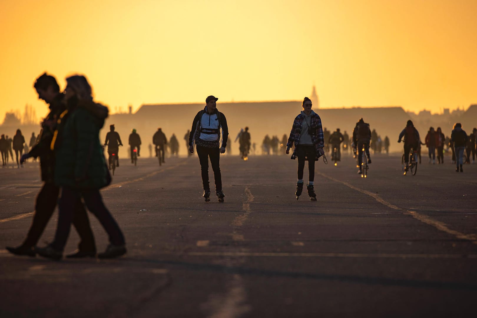 Menschen auf dem Tempelhofer Feld in Berlin: Auch die Hauptstadt hat behutsame Öffnungsschritte etwa für Kultur und Handel angekündigt.