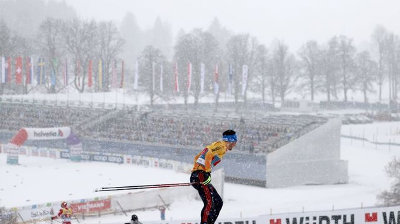 Die deutschen Langläufer mussten sich in Oberstdorf mit Rang sieben in der Staffel über 4x10 Kilometer zufrieden geben.