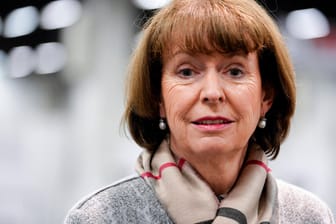 Henriette Reker beim Besuch im Impfzentrum (Archivbild): Kölns Oberbürgermeisterin kündigte Lockerungen an.