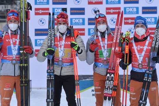 Die deutsche Biathlon-Männerstaffel: Philipp Nawrath (l-r), Arnd Peiffer, Benedikt Doll und Erik Lesser dem Sieg.