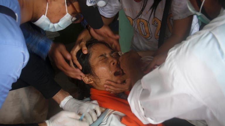 Eine Demonstrantin in Myanmar hat Tränengas in die Augen bekommen: Am Mittwoch starb ein weiterer Demonstrant.