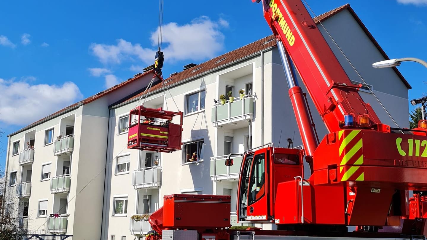 26 Einsatzkräfte und ein Kran waren an dem Transport des Mannes beteiligt. 26 Einsatzkräfte und ein Kran waren an dem Transport des Mannes beteiligt.