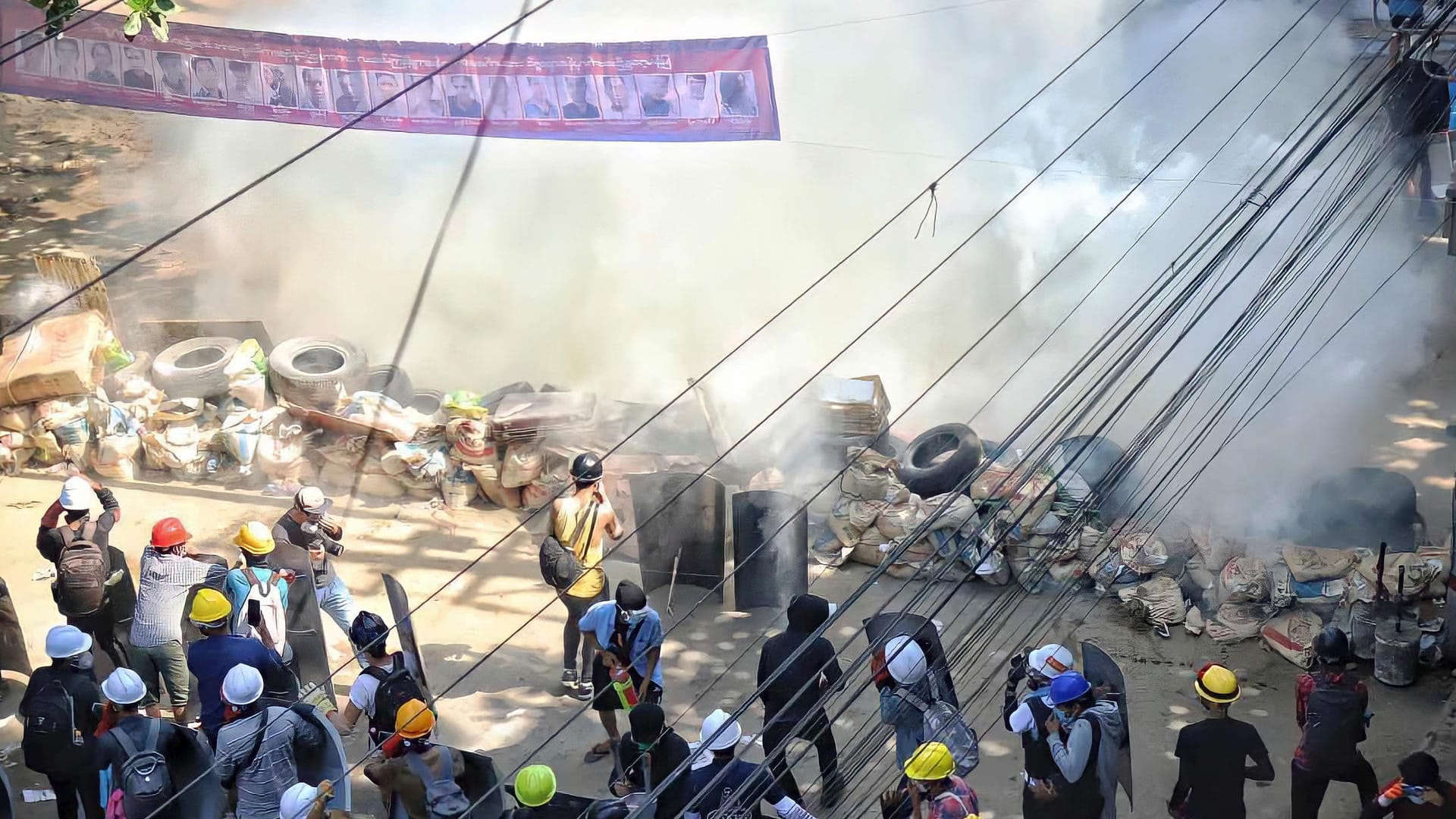 Demonstranten in Myanmar: Die Menschen versuchen sich mit Barrikaden vor dem Militär zu schützen.