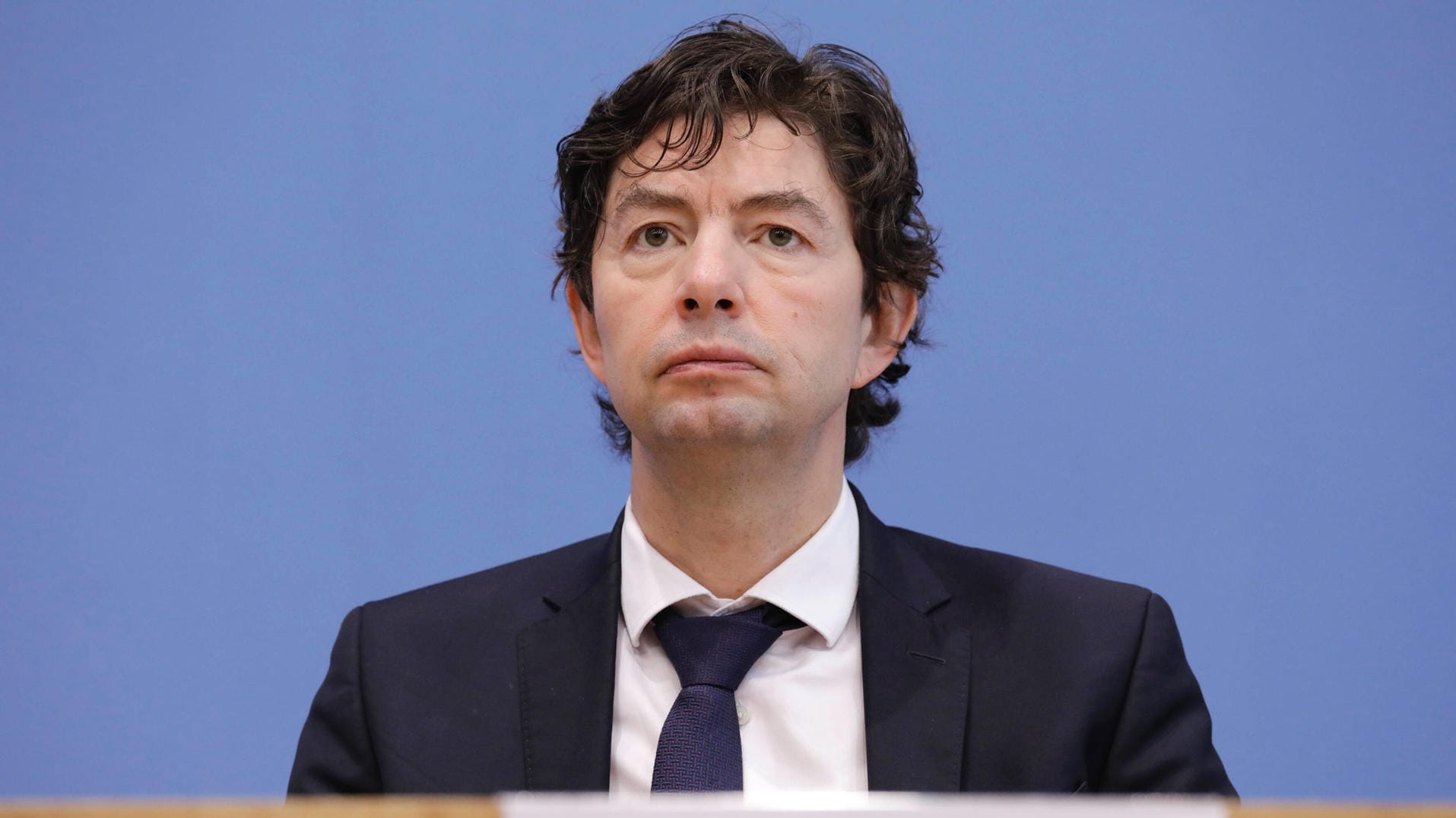 Prof. Christian Drosten bei einer Pressekonferenz (Symbolbild): Ein Mann, der den Virologen in einer E-Mail beleidigt hatte, muss nun eine Strafe zahlen. Prof. Christian Drosten bei einer Pressekonferenz (Symbolbild): Ein Mann, der den Virologen in einer E-Mail beleidigt hatte, muss nun eine Strafe zahlen.