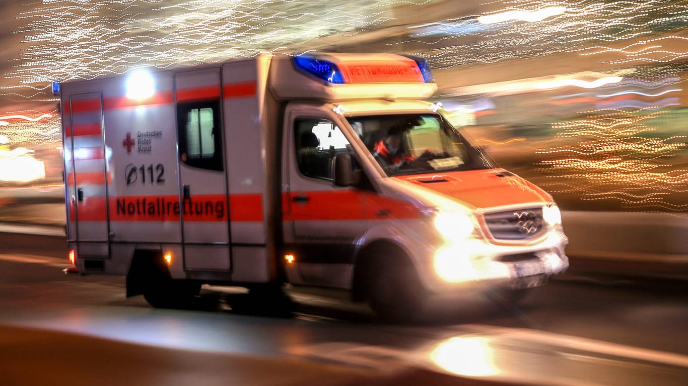 Ein Rettungsfahrzeug im Einsatz (Symbolbild): Eine Frau wurde von einem Zivilfahrzeug der Polizei erfasst und schwer verletzt.