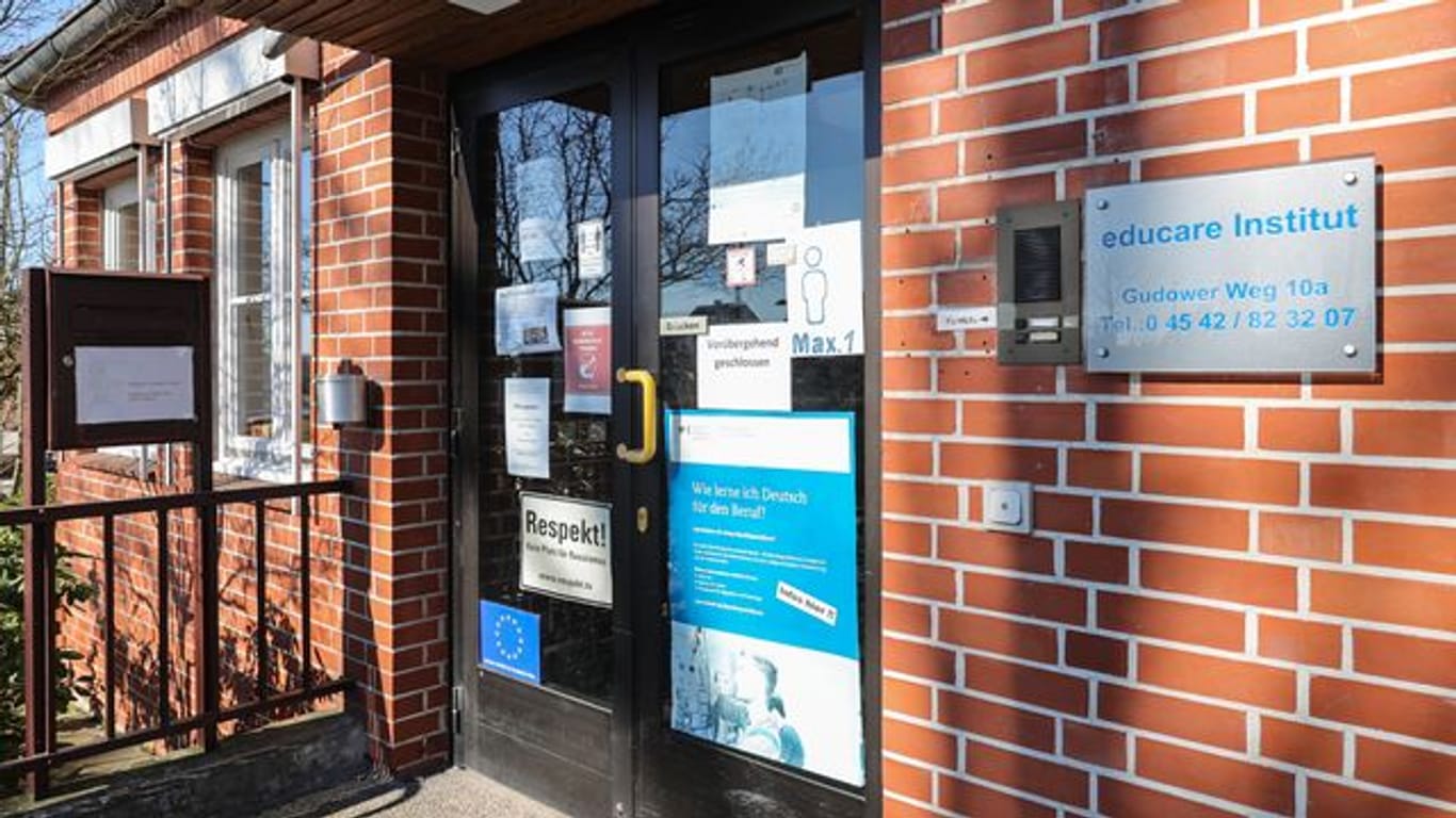 Ein Zettel an der Eingangstür informiert über die vorübergehende Schließung einer Sprachschule im schleswig-holsteinischen Mölln.