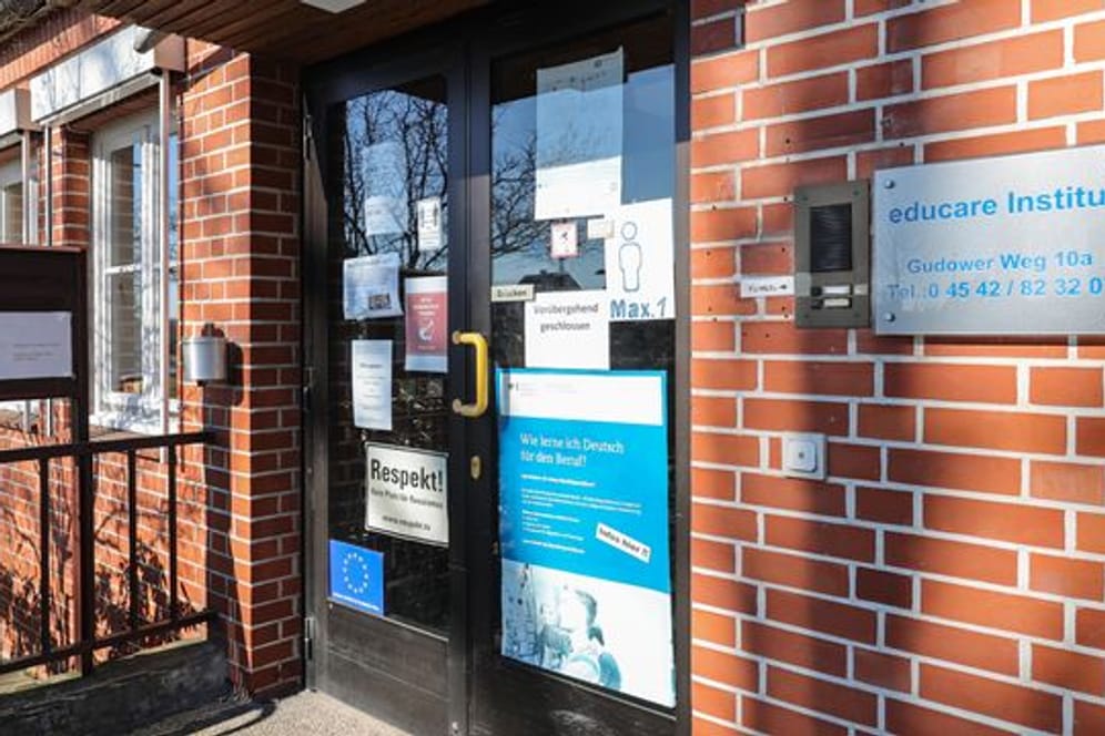 Ein Zettel an der Eingangstür informiert über die vorübergehende Schließung einer Sprachschule im schleswig-holsteinischen Mölln.