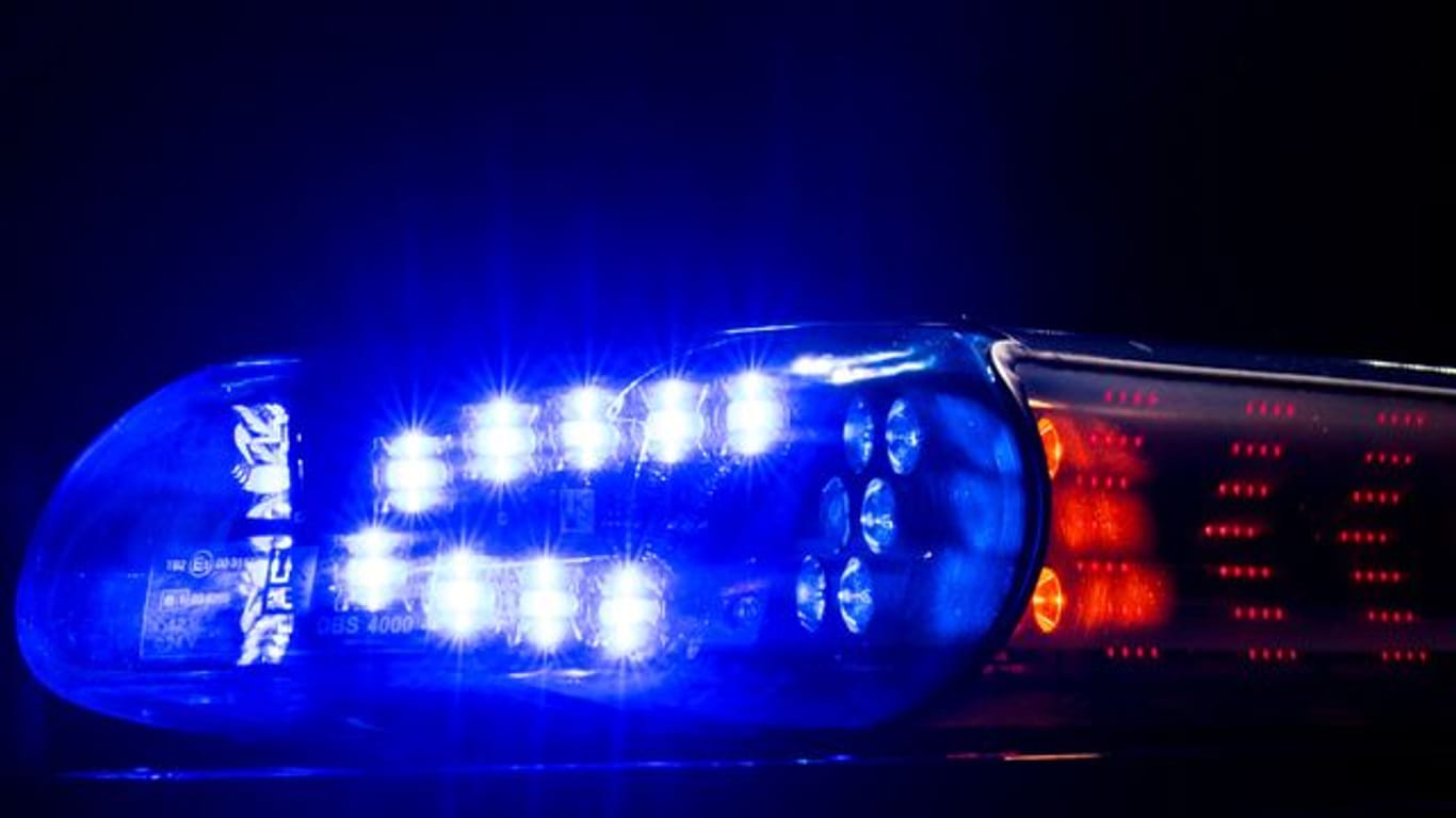 Ein Blaulicht leuchtet auf dem Dach eines Polizeifahrzeugs (Symboldbild): Vier Männer wurden bei dem Einsatz verhaftet.