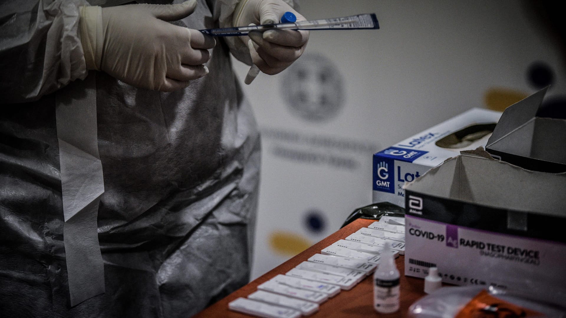 Eine Person wertet Corona-Tests aus (Symbolbild): 270 Kontaktpersonen einer Arzthelferin befinden sich aktuell in Quarantäne. Eine Person wertet Corona-Tests aus (Symbolbild): 270 Kontaktpersonen einer Arzthelferin befinden sich aktuell in Quarantäne.