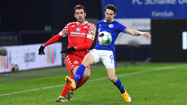 Benito Raman kommt gegen Stefan Bell zu spät (v.r.): Mainz und Schalke kämpfen sich aneinander ab.