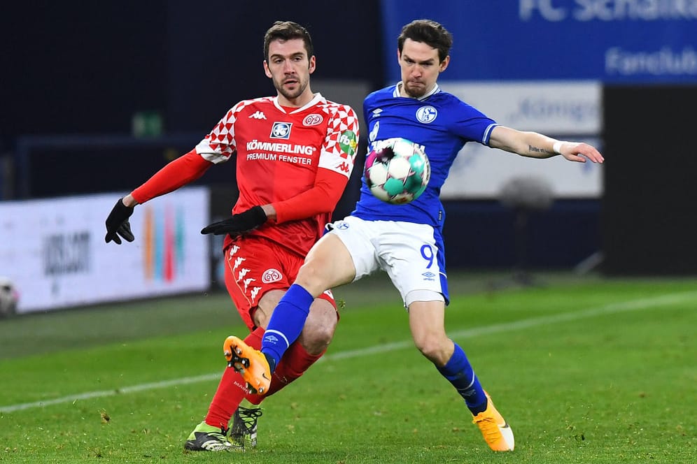 Benito Raman kommt gegen Stefan Bell zu spät (v.r.): Mainz und Schalke kämpfen sich aneinander ab.