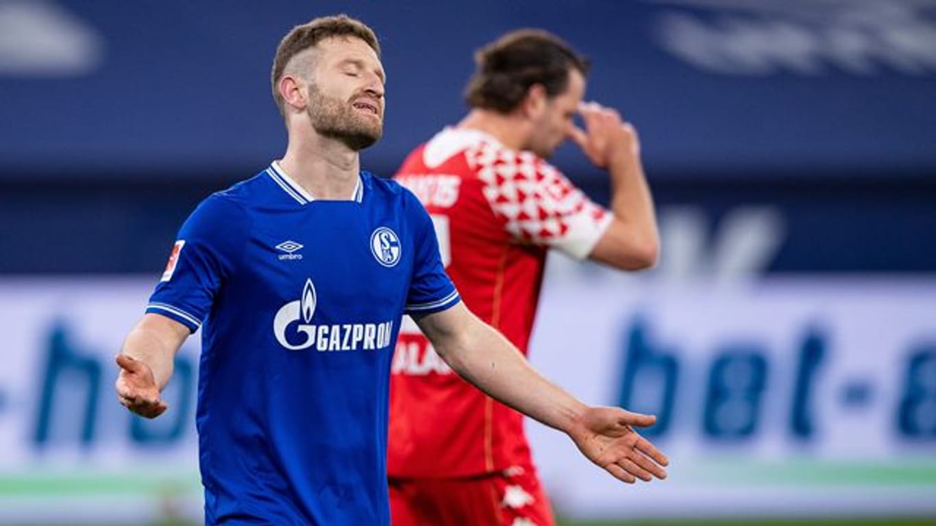 Schalkes Shkodran Mustafi (l) hadert mit einer vergebenen Torchance.