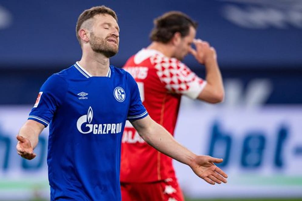 Schalkes Shkodran Mustafi (l) hadert mit einer vergebenen Torchance.