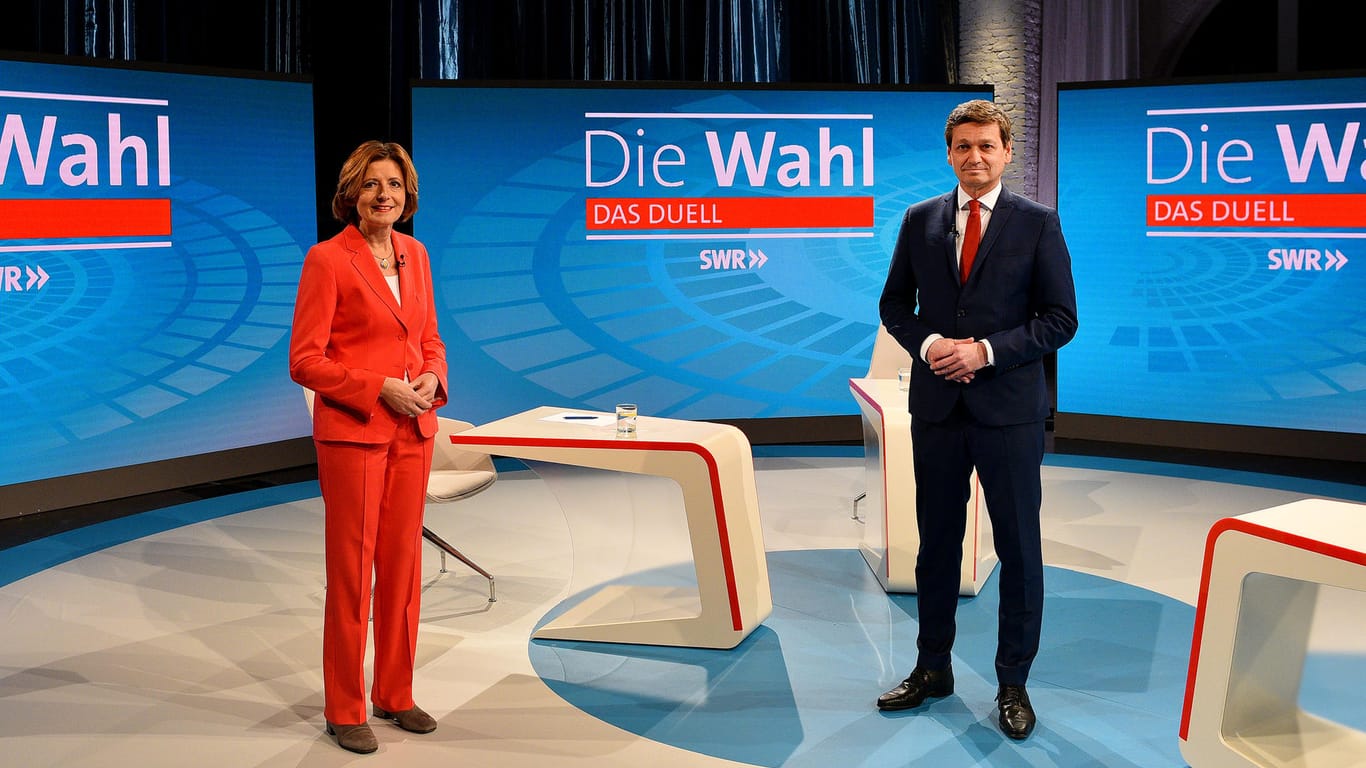 Malu Dreyer (SPD), Ministerpräsidentin von Rheinland-Pfalz, steht beim TV-Duell im Corona-Wahlkampf mit ihrem Herausforderer Christian Baldauf (CDU) im Fernsehstudio des SWR.