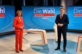Malu Dreyer (SPD), Ministerpräsidentin von Rheinland-Pfalz, steht beim TV-Duell im Corona-Wahlkampf mit ihrem Herausforderer Christian Baldauf (CDU) im Fernsehstudio des SWR.