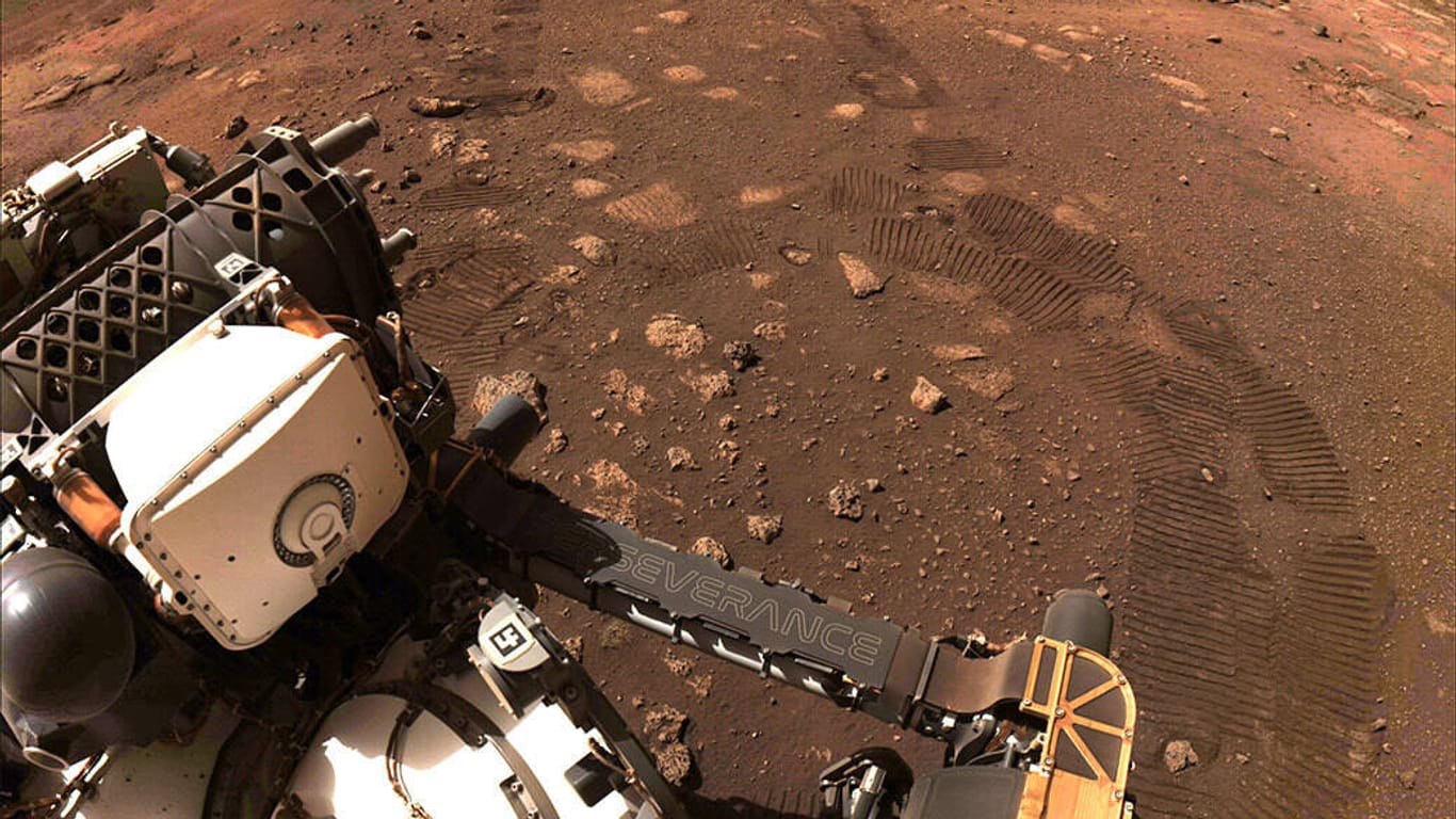 Der Mars-Rover "Perseverance" bei seiner ersten Fahrt über den roten Planeten.