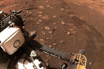Der Mars-Rover "Perseverance" bei seiner ersten Fahrt über den roten Planeten.