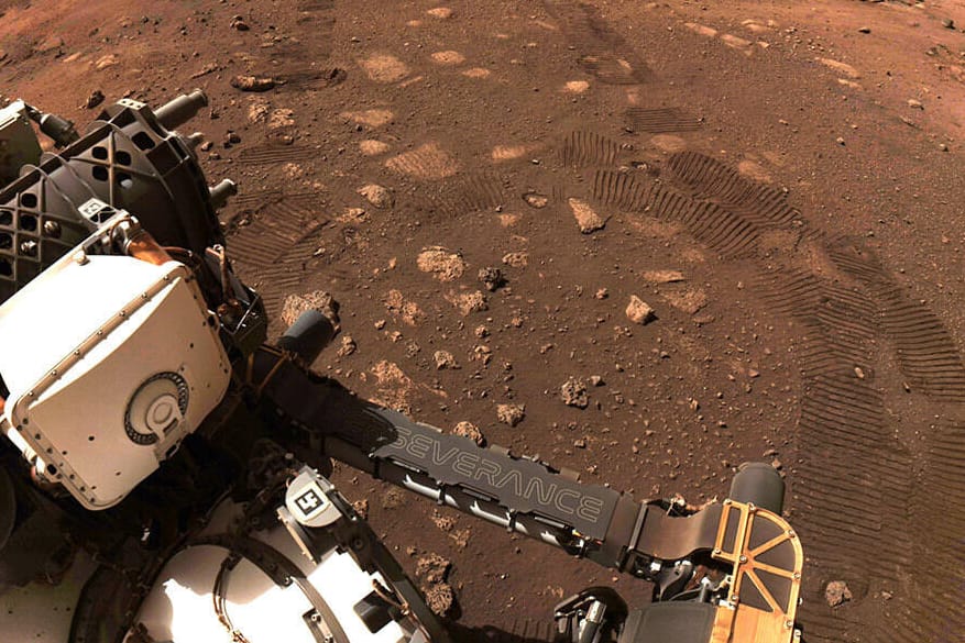 Der Mars-Rover "Perseverance" bei seiner ersten Fahrt über den roten Planeten.