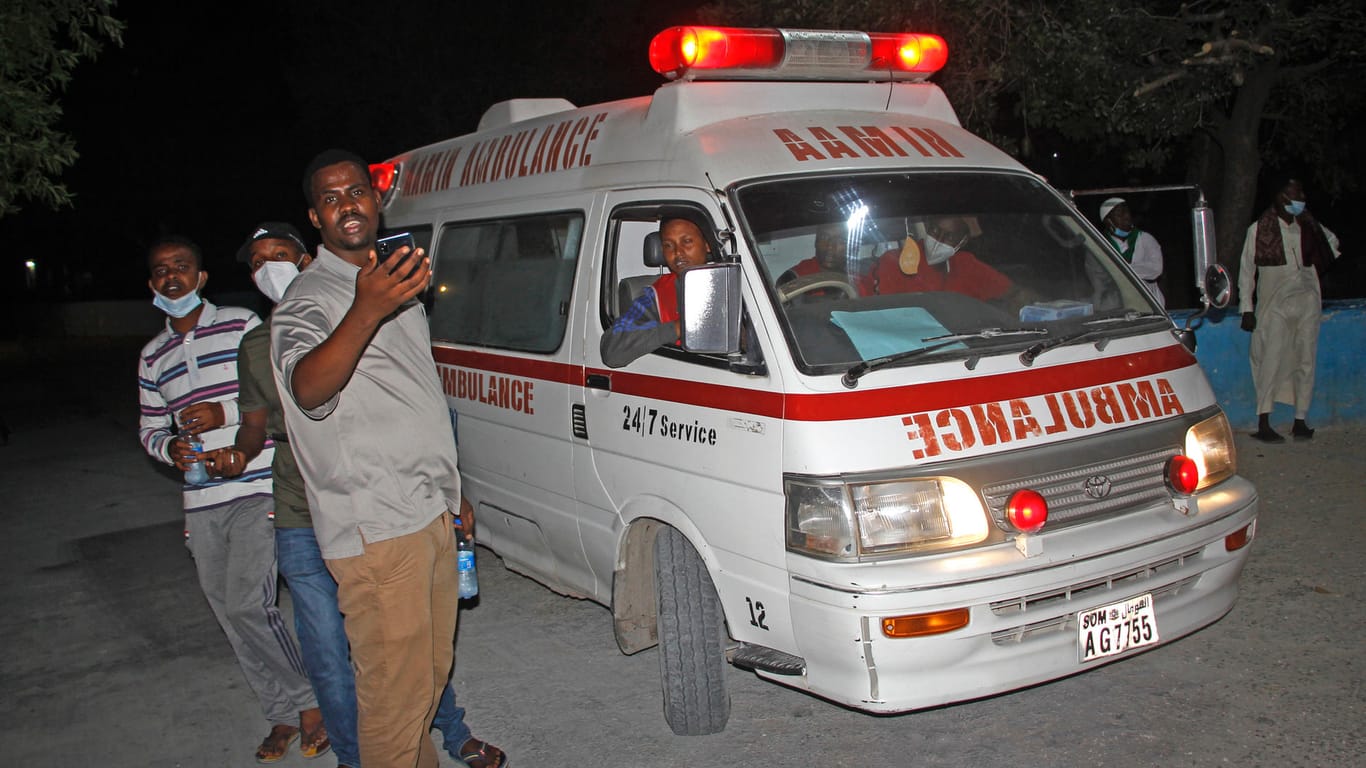 Ein Krankenwagen mit Verwundeten nach einer Explosion in einem beliebten Restaurant erreicht ein Krankenhaus. Bei einem Selbstmordanschlag in der somalischen Hauptstadt sind mehr als 25 Menschen ums Leben gekommen.