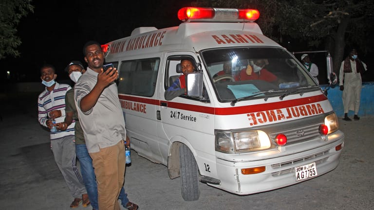 Ein Krankenwagen mit Verwundeten nach einer Explosion in einem beliebten Restaurant erreicht ein Krankenhaus. Bei einem Selbstmordanschlag in der somalischen Hauptstadt sind mehr als 25 Menschen ums Leben gekommen.