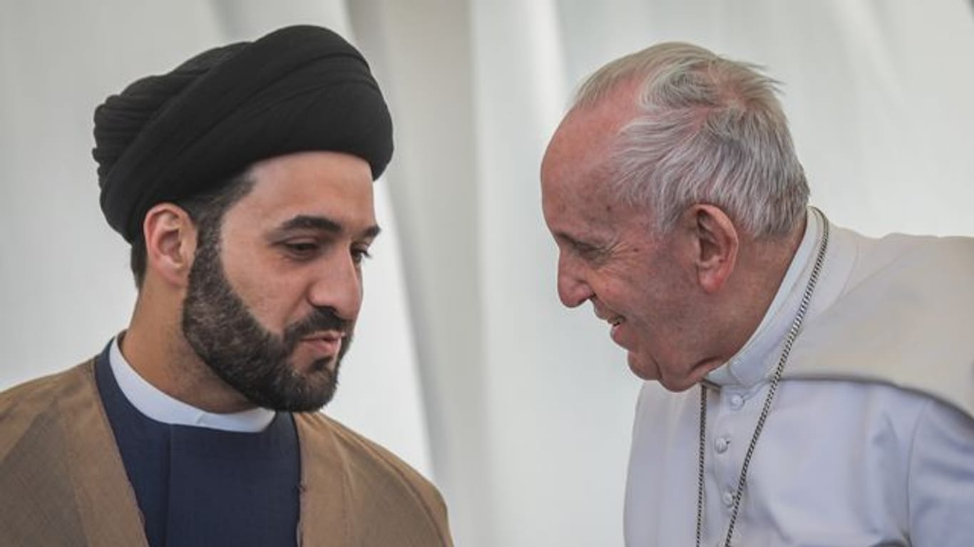 Papst Franziskus im Gespräch mit einem irakischen Geistlichen.
