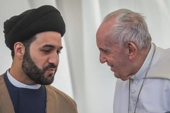 Papst Franziskus im Gespräch mit einem irakischen Geistlichen.