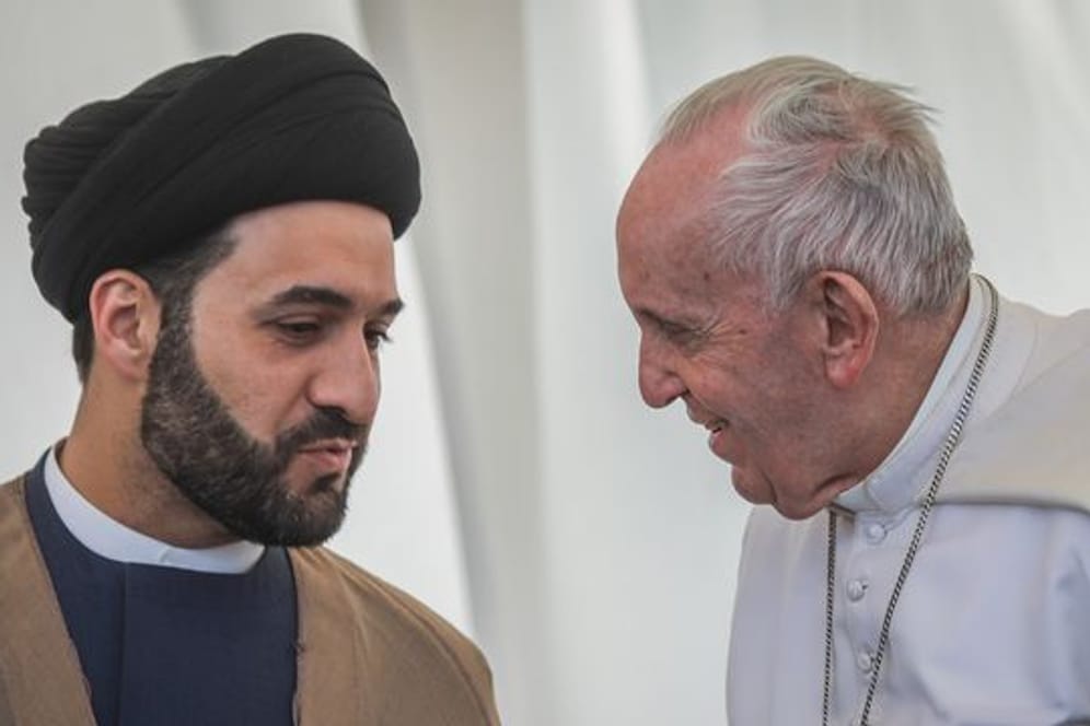 Papst Franziskus im Gespräch mit einem irakischen Geistlichen.