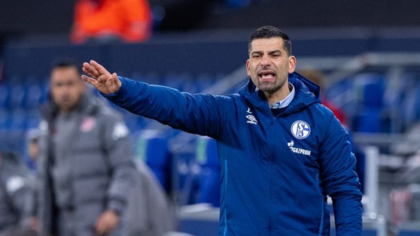 Feierte sein Bundesliga-Debüt als Schalke-Trainer: Dimitrios Grammozis.