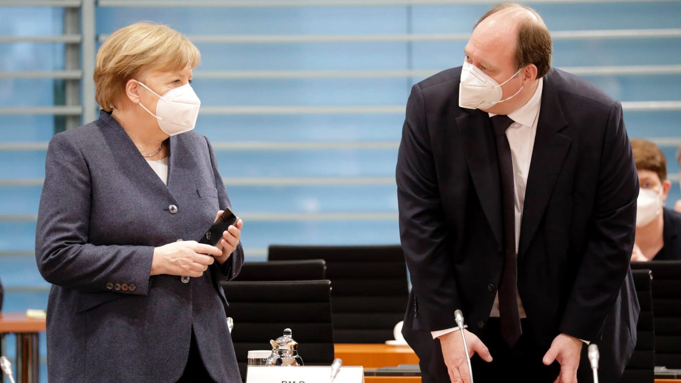 Kanzlerin Angela Merkel und Helge Braun: Der Kanzleramtschef hat die Bundesländer beim Thema Schnelltests in die Pflicht genommen.