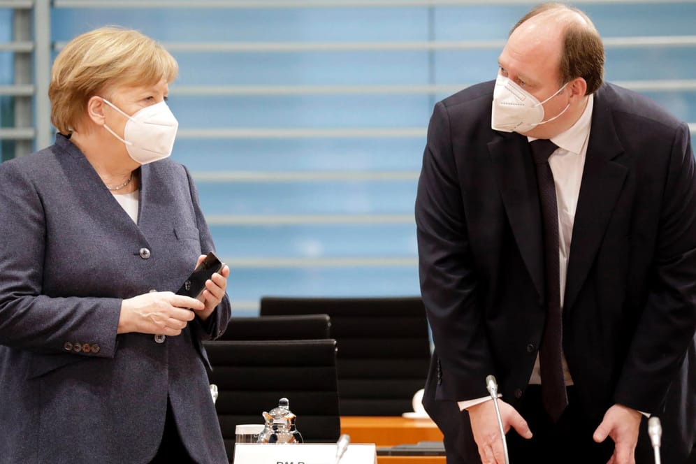 Kanzlerin Angela Merkel und Helge Braun: Der Kanzleramtschef hat die Bundesländer beim Thema Schnelltests in die Pflicht genommen.