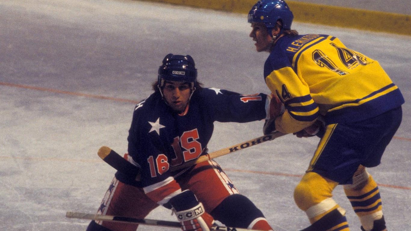 Olympische Spiele 1980: Mark Pavelich (li.) gegen den Schweden Haakan Eriksson.