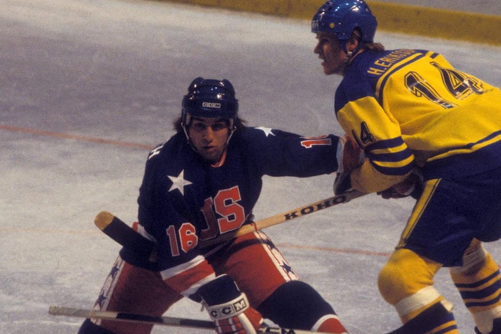 Olympische Spiele 1980: Mark Pavelich (li.) gegen den Schweden Haakan Eriksson.