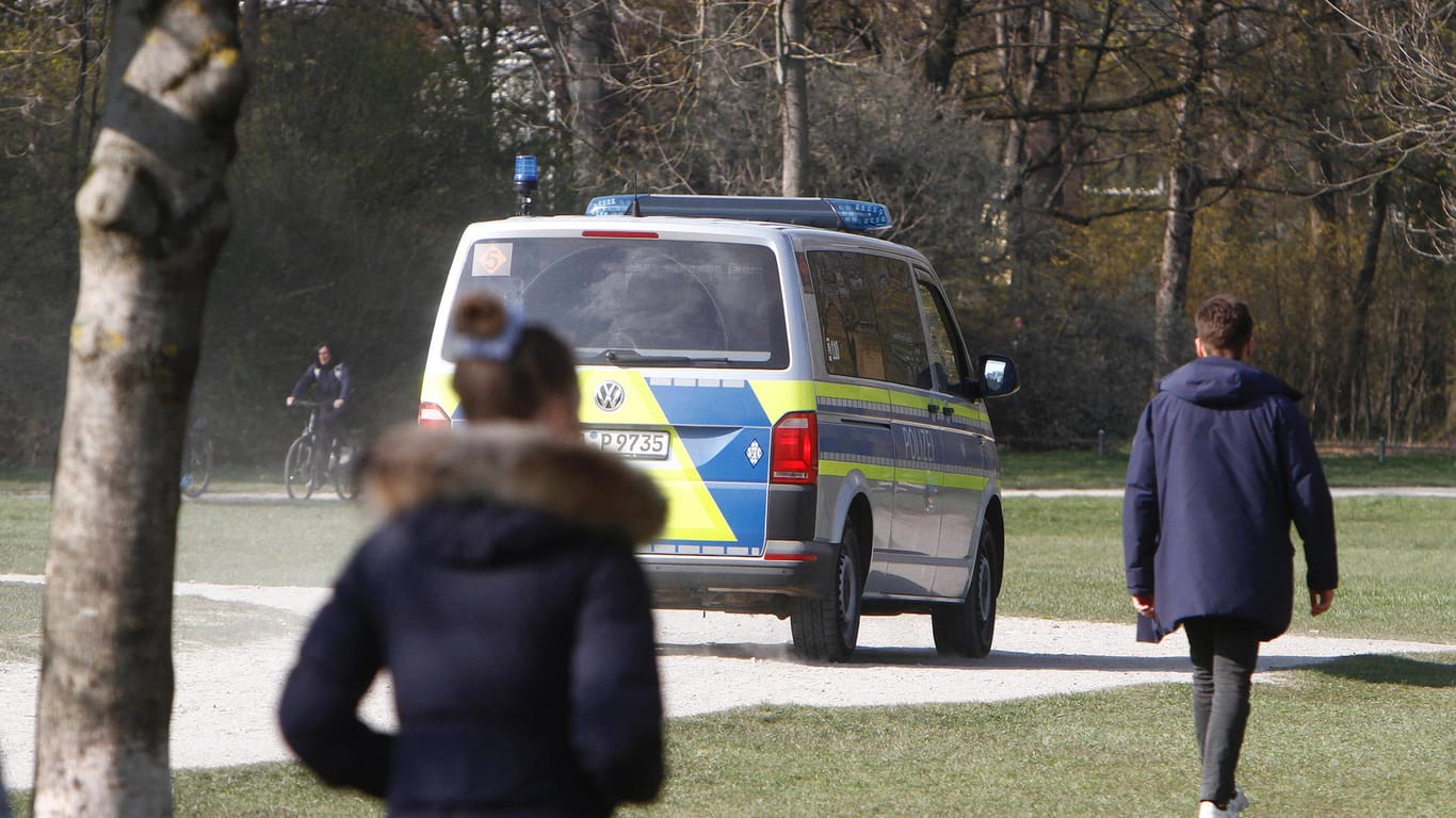 Ein Einsatzwagen der Polizei fährt durch einen Park (Symbolbild): Nach einer Verfolgungsjagd im Jenischpark wird gegen mehrere Polizisten ermittelt.