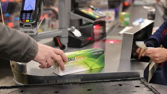 Viele Verbraucher kauften am bereits am ersten Tag des Angebots einen Corona-Schnelltest. Viele Verbraucher kauften am bereits am ersten Tag des Angebots einen Corona-Schnelltest.