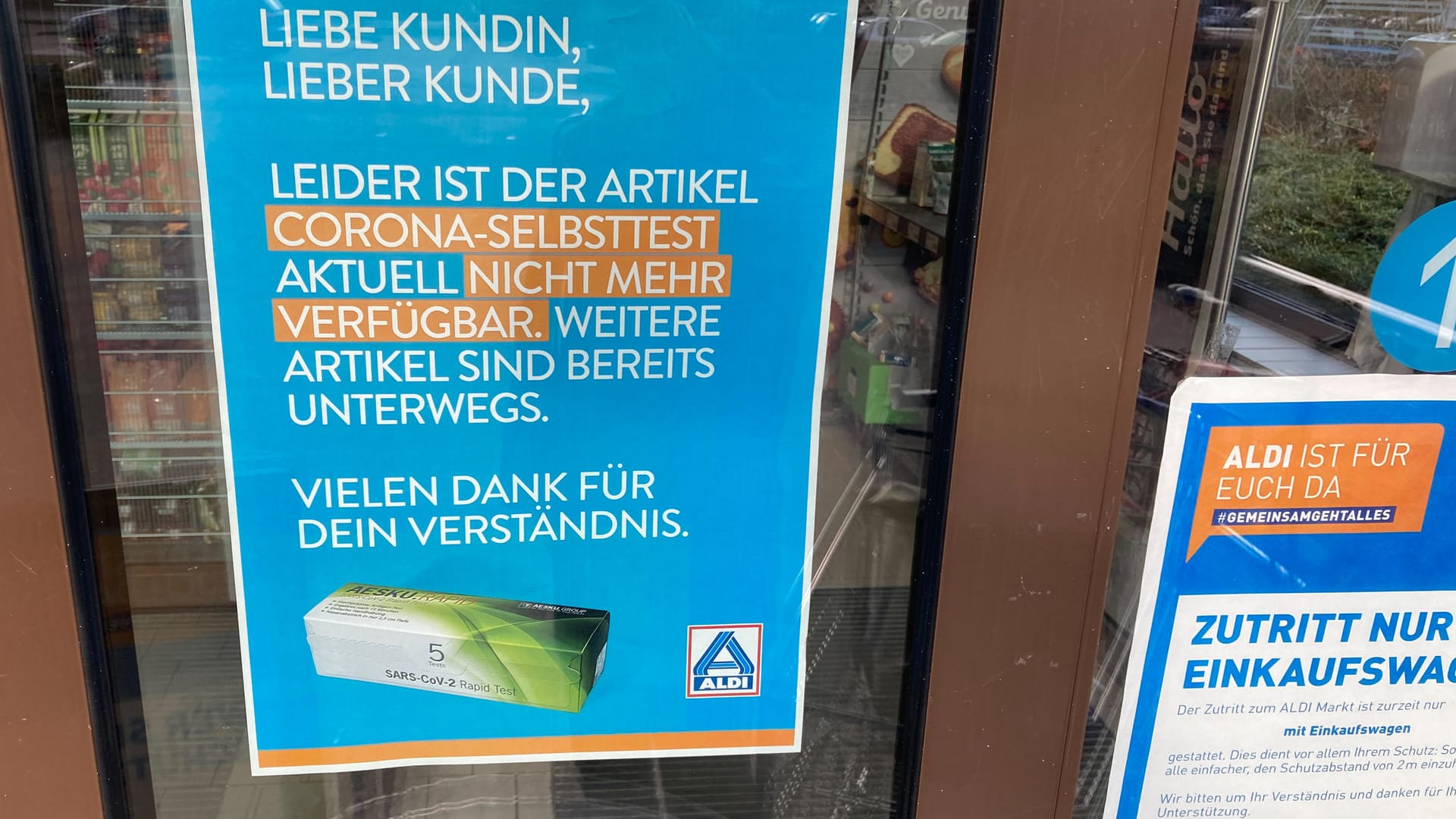 Verkaufsstart: Ein Schild informiert über den Ausverkauf von Coro-Schnelltests beim Discounter. Bereits um 7.12 Uhr waren die Selbsttest in der Aldi-Filiale im Ort ausverkauft.