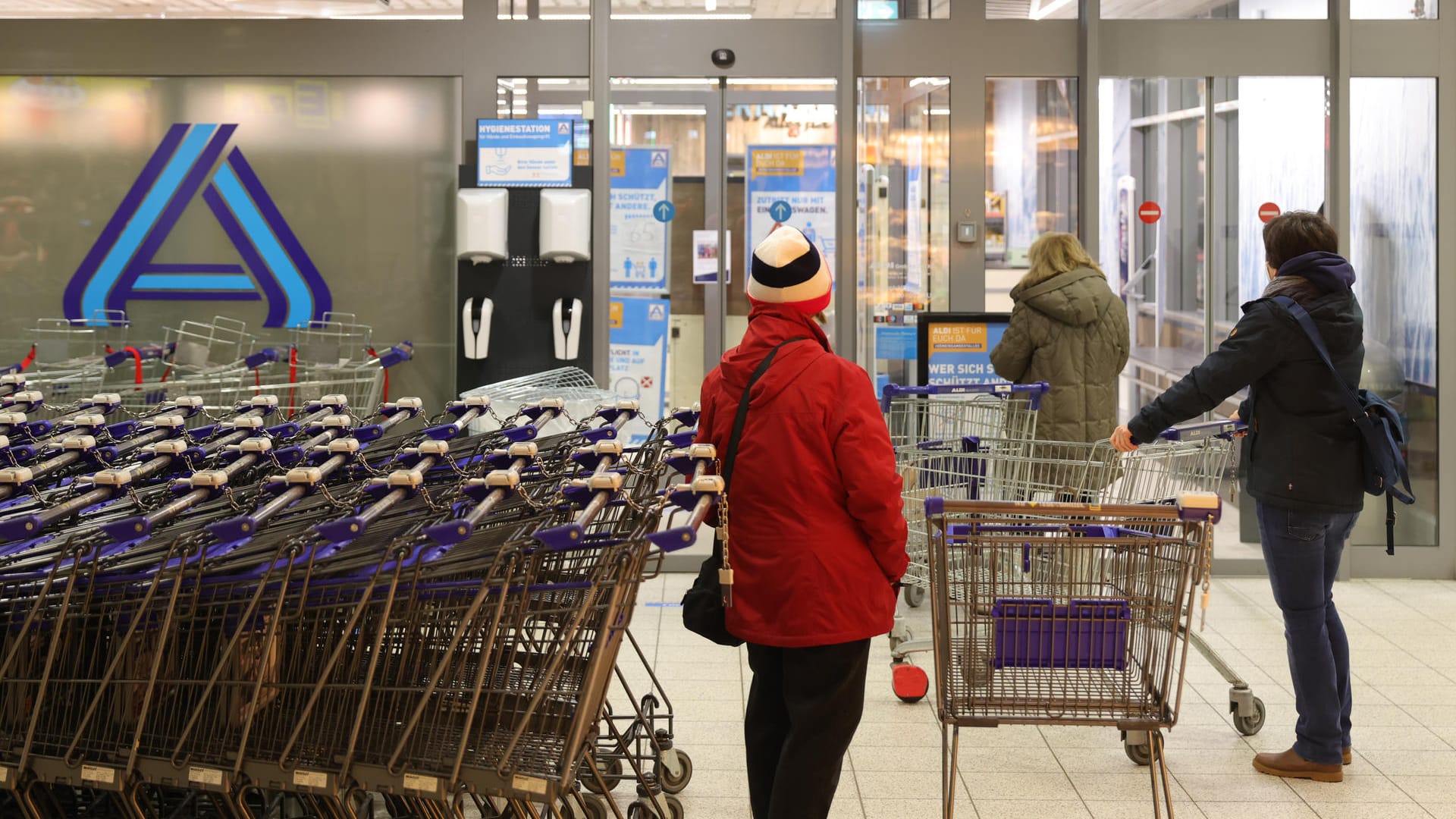 Ansturm: Kunden warten auf die Öffnung einer Aldi Filiale in Wentorf, Schleswig-Holstein