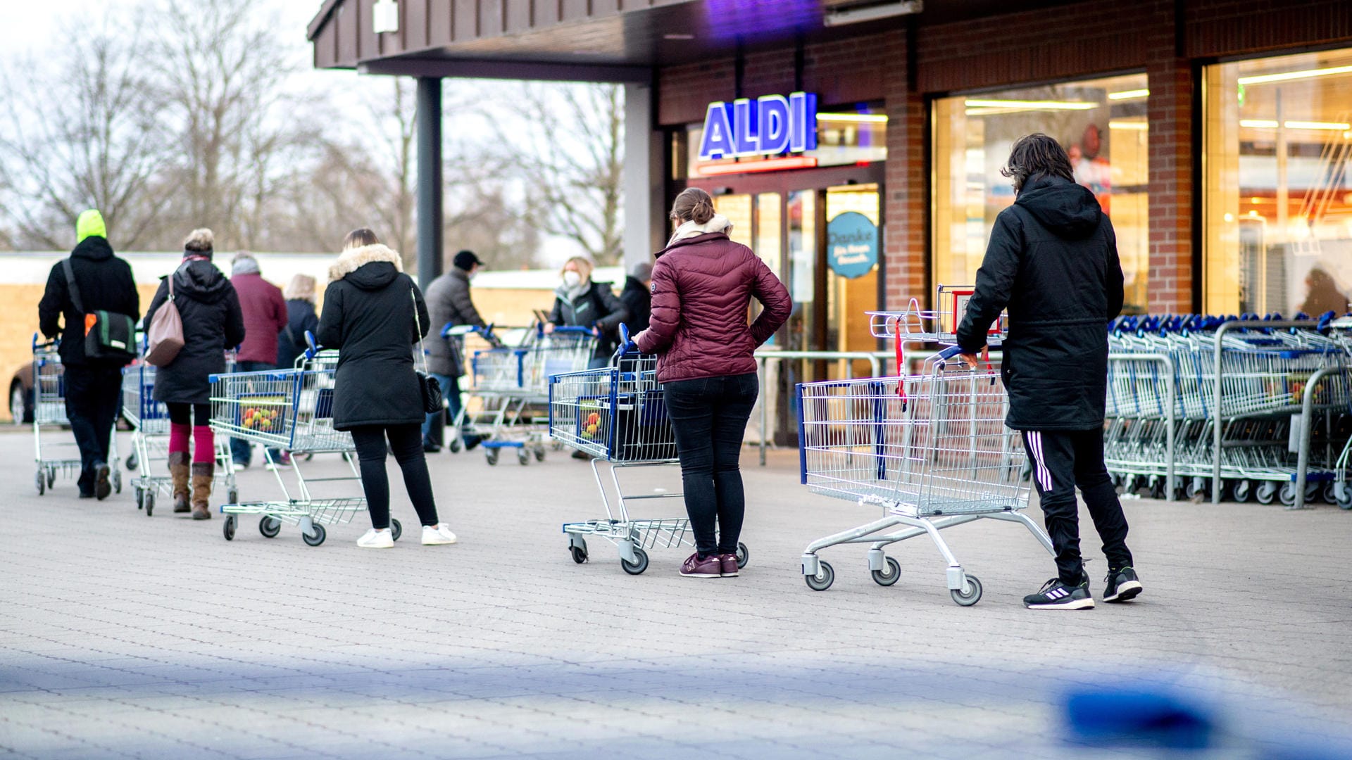 Verkaufsstart: Zahlreiche Kunden warten auf die Öffnung einer Filiale von Aldi in Hannover im Stadtteil Bult.