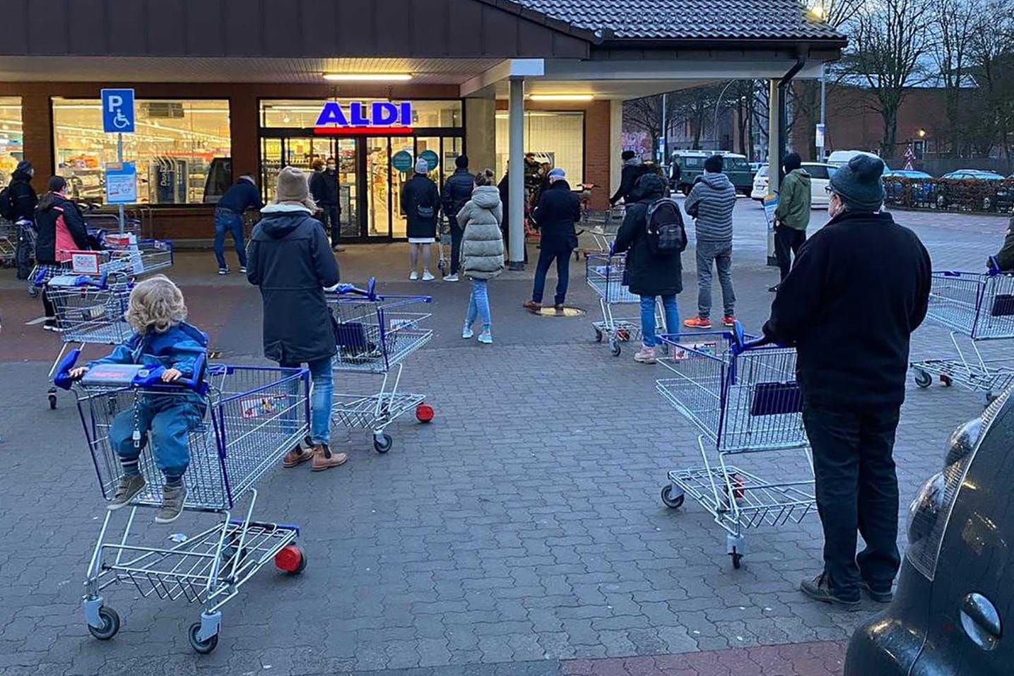 Ansturm in Hamburg: Zahlreiche Kunden warten auf die Öffnung einer Filiale von Aldi im Stadtteil Eimsbüttel.