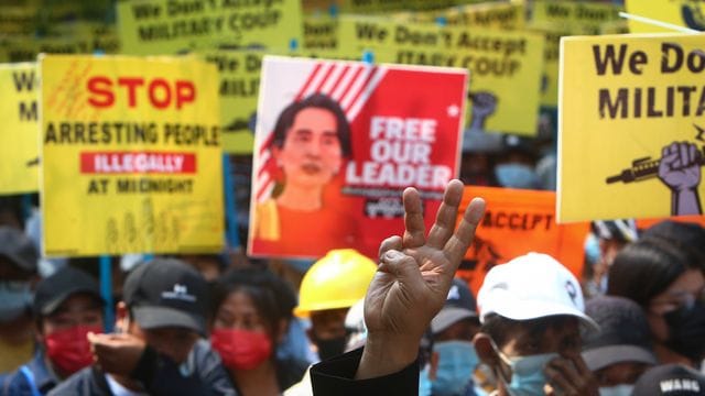 Ein Demonstrant macht den Drei-Finger-Gruß während Protesten in Mandalay gegen den Putsch der Militärjunta. Ein Demonstrant macht den Drei-Finger-Gruß während Protesten in Mandalay gegen den Putsch der Militärjunta.