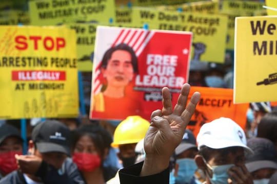 Ein Demonstrant macht den Drei-Finger-Gruß während Protesten in Mandalay gegen den Putsch der Militärjunta.