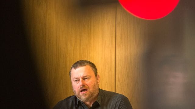 Der Parlamentarischen Geschäftsführer der Partei Die Linke, Stefan Zillich, spricht: Die Berliner Linke-Fraktion bereitet ein Enteignungsgesetz für große Wohnungsbestände vor. Der Parlamentarischen Geschäftsführer der Partei Die Linke, Stefan Zillich, spricht: Die Berliner Linke-Fraktion bereitet ein Enteignungsgesetz für große Wohnungsbestände vor.