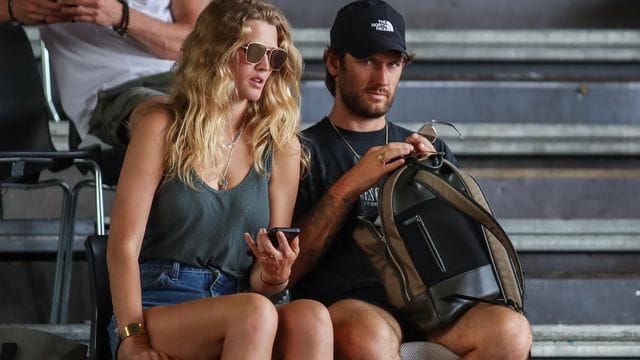 Toni Garrn (l) und ihr Mann Alex Pettyfer erwarten ein Baby.