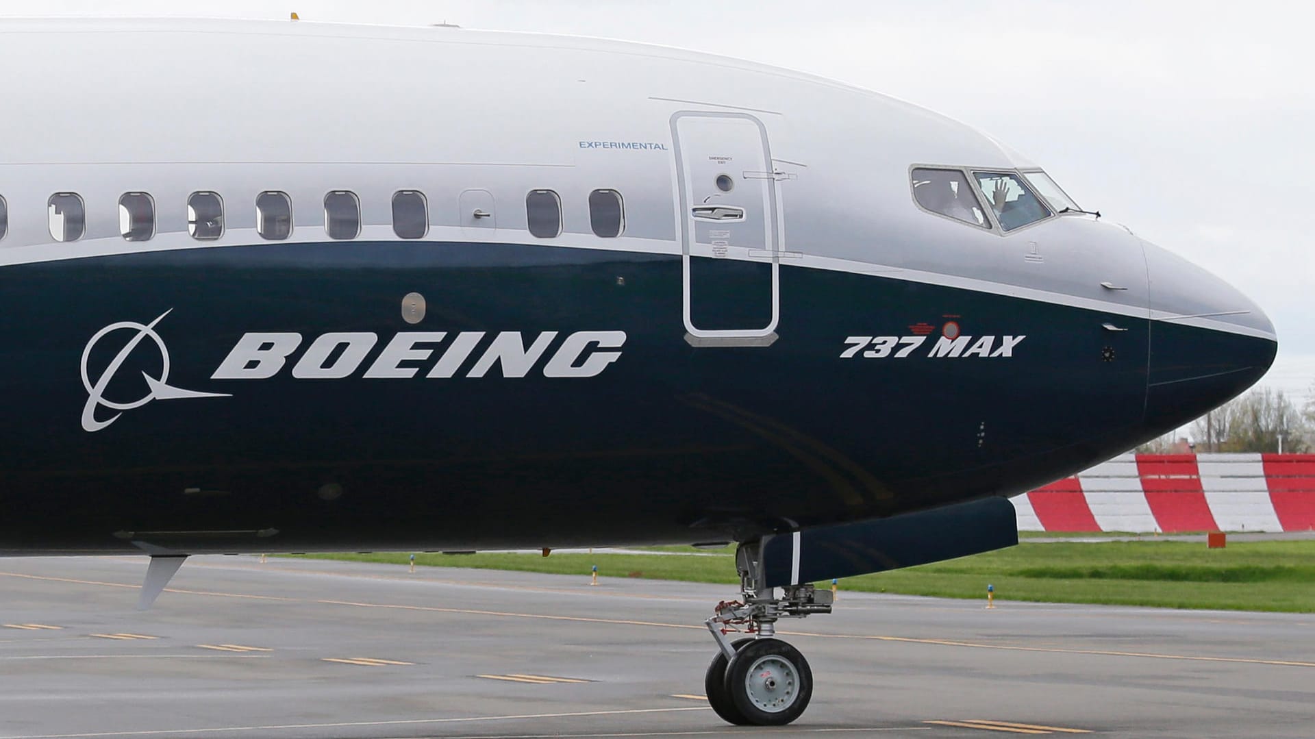 Ein Pilot winkt aus der Pilotenkabine eines Flugzeuges vom Typ Boeing 737 MAX auf dem Flughafen. Nur wenige Monate nach der Wiederzulassung hat es erneut einen Vorfall mit dem Flugzeugmodell gegeben Ein Pilot winkt aus der Pilotenkabine eines Flugzeuges vom Typ Boeing 737 MAX auf dem Flughafen. Nur wenige Monate nach der Wiederzulassung hat es erneut einen Vorfall mit dem Flugzeugmodell gegeben