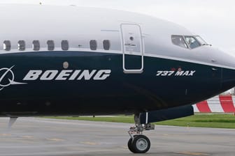 Ein Pilot winkt aus der Pilotenkabine eines Flugzeuges vom Typ Boeing 737 MAX auf dem Flughafen. Nur wenige Monate nach der Wiederzulassung hat es erneut einen Vorfall mit dem Flugzeugmodell gegeben