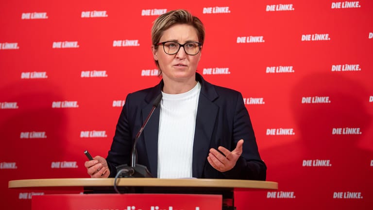 Susanne Hennig-Wellsow, Bundesvorsitzende der Partei Die Linke: In der Fotomontage ist sie mit ihrer Partei-Kollegin zu sehen, wie sie sich an Putin schmiegt.