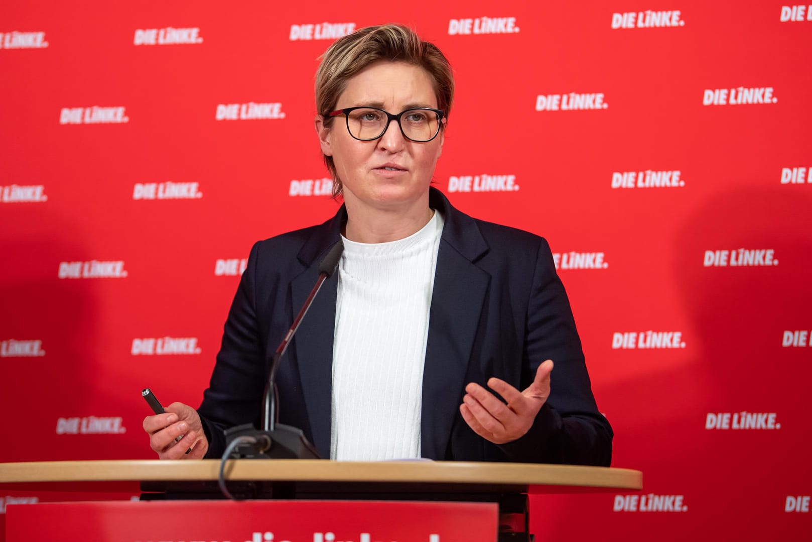 Susanne Hennig-Wellsow, Bundesvorsitzende der Partei Die Linke: In der Fotomontage ist sie mit ihrer Partei-Kollegin zu sehen, wie sie sich an Putin schmiegt.