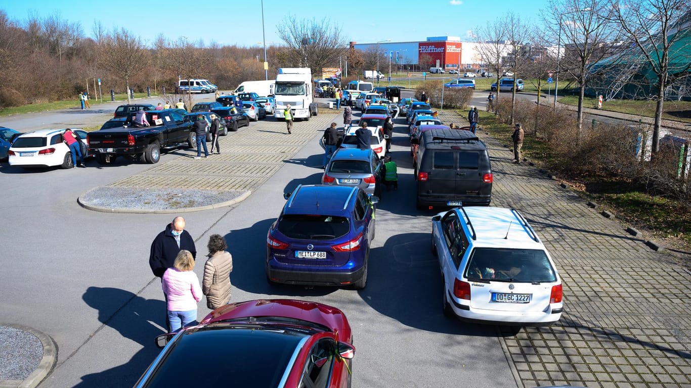 Zahlreiche Fahrzeuge stehen vor Beginn eines Autokorsos auf einem Parkplatz an der Autobahn 4: Die Teilnehmer wollten in Leipzig gegen die Corona-Maßnahmen demonstrieren.